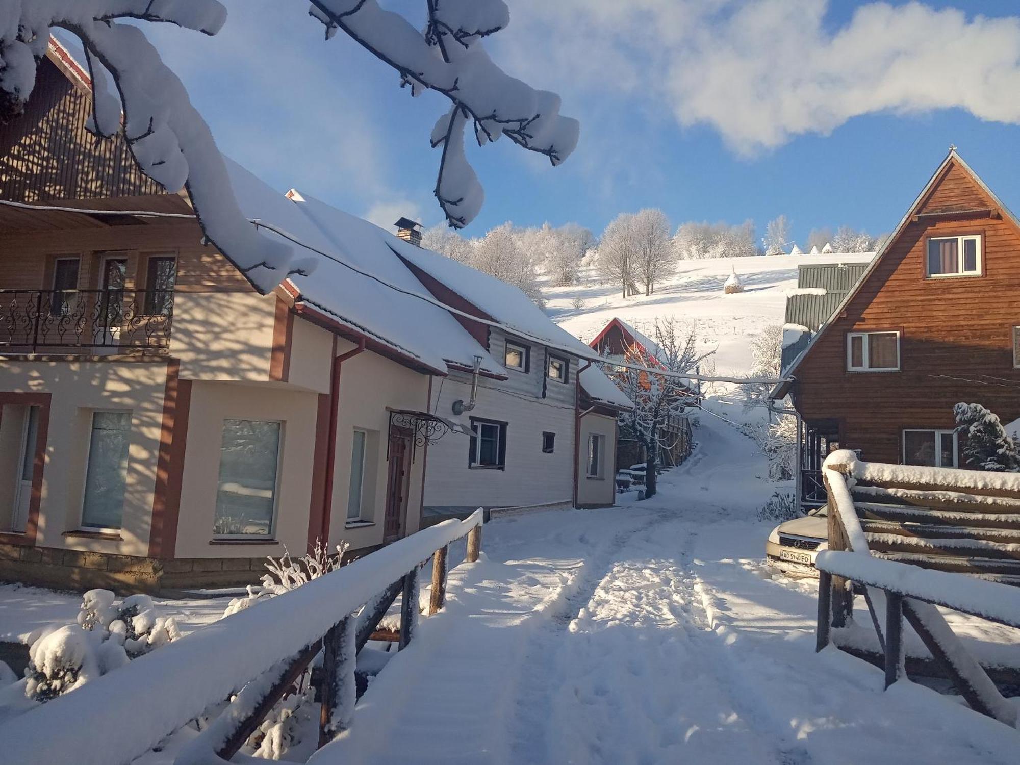 У Олега Hotel Verkhne-Studenyy Eksteriør billede